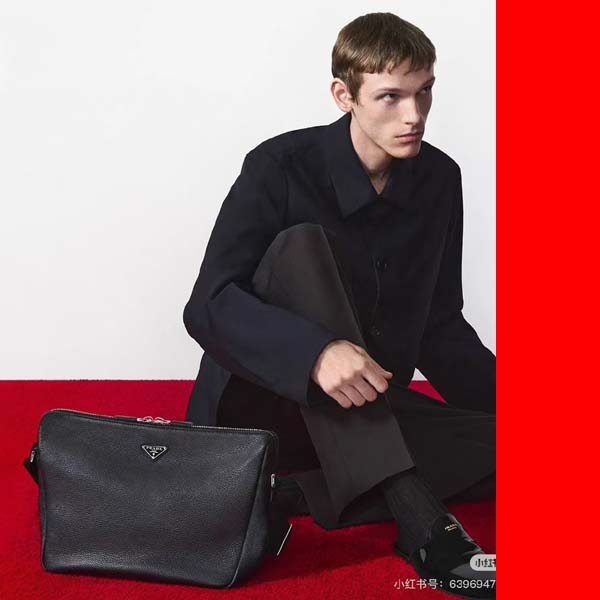 25년 프라다 로고 레더 숄더백 0122