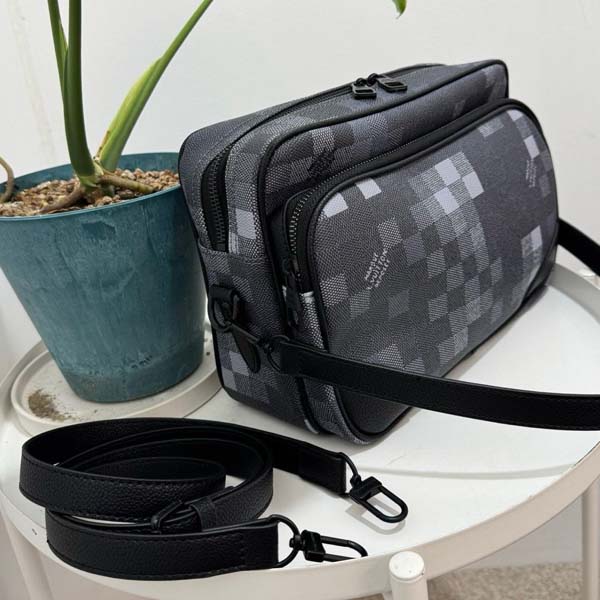 루이비통 LV 메신저백 2종