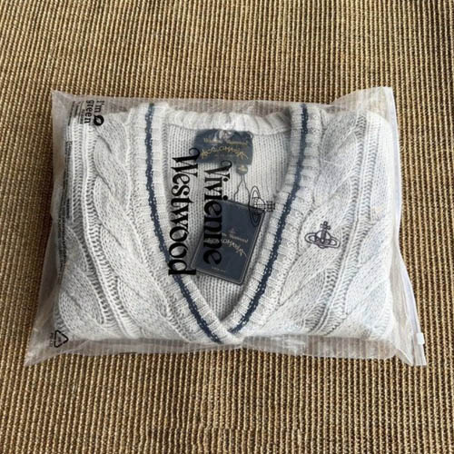 비비안웨스트우드 로고자수 꽈베기 스웨터 카디건